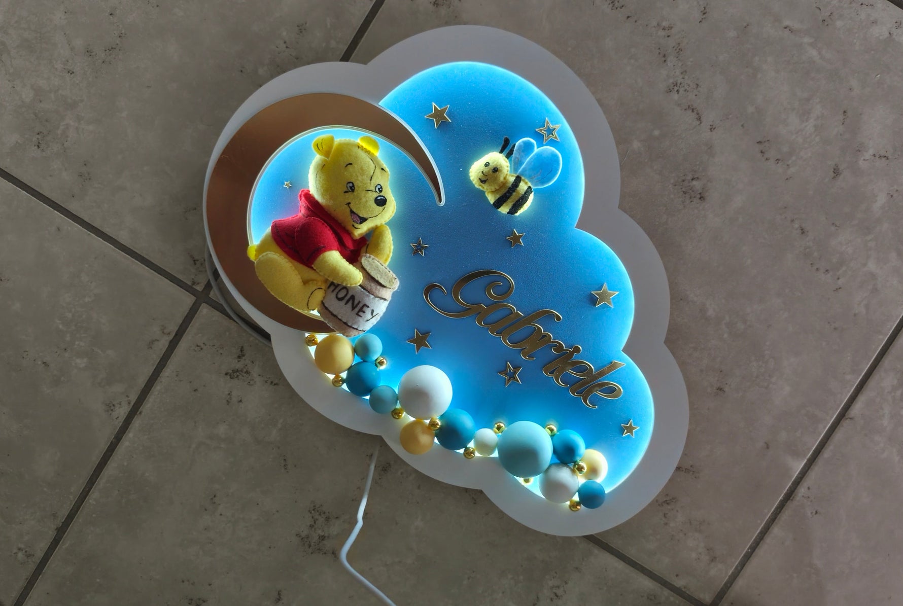 Lampada nuvola accesa con luce soffusa azzurra, Winnie Pooh e nome, ideale come luce per l'allattamento