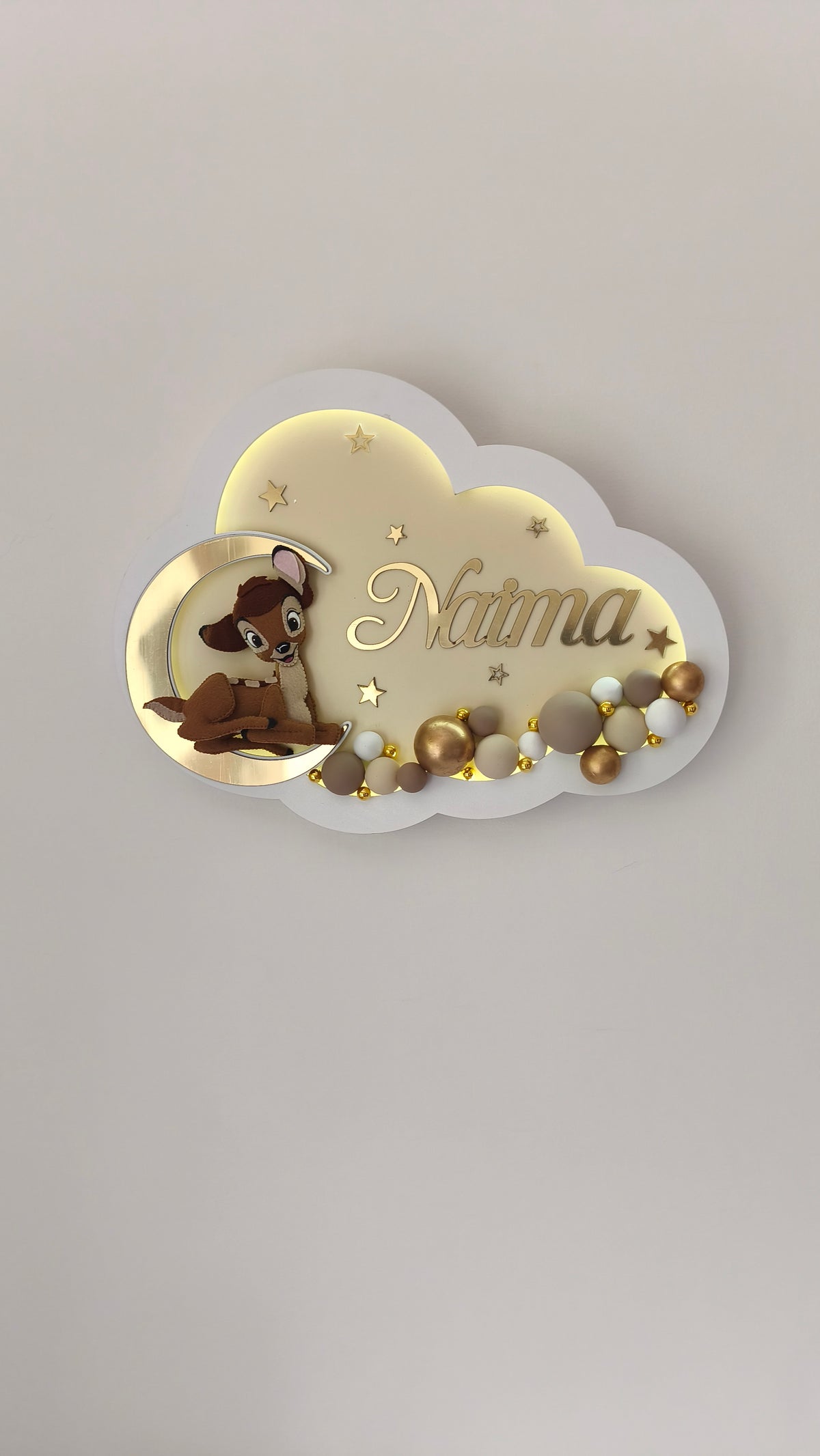 Lampada led a nuvola personalizzabile con Bambi, luce notturna beige e oro a tema cerbiatto Disney per cameretta.