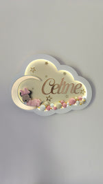 Luce notturna led a forma di nuvola con Minnie che dorme sulla luna, stelline oro e sfere decorative rosa.