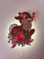 Lampada da parete per bambini con interruttore a cordicella e luce led accesa, sagomata a forma di leprotto con fiori, decorazione per cameretta