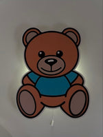 Lampada led orso marrone illuminata da muro con maglietta azzurra, luce notturna stampata printer per cameretta.