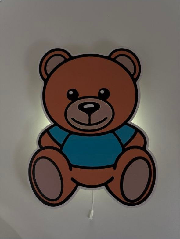 Lampada led orso marrone illuminata da muro con maglietta azzurra, luce notturna stampata printer per cameretta.