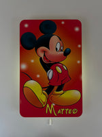 Luce notturna stampata di Topolino accesa a parete, lampada led printer rossa personalizzata con nome Matteo.