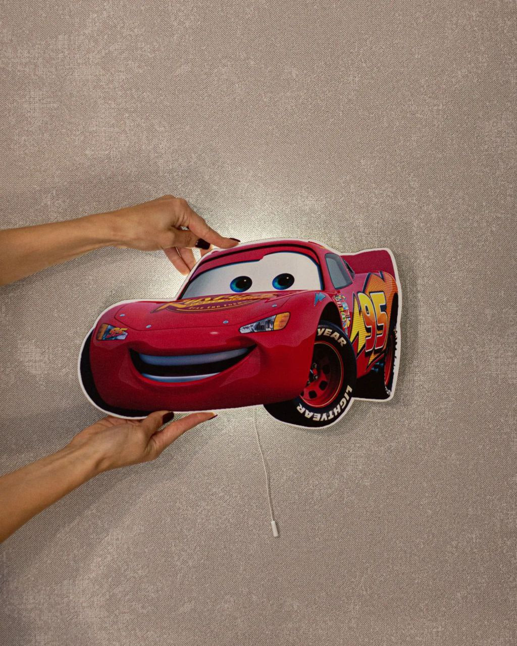 Lampada da parete per cameretta a forma di Saetta McQueen del film Cars Disney, applique led per bambini.