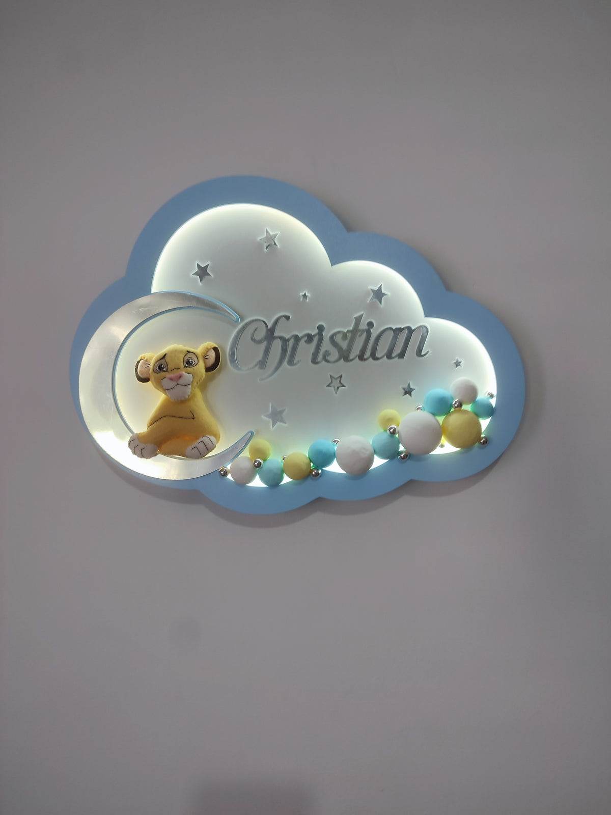 Lampada led nuvola azzurra con nome bimbo argento, cucciolo di leone e perline turchesi gialle