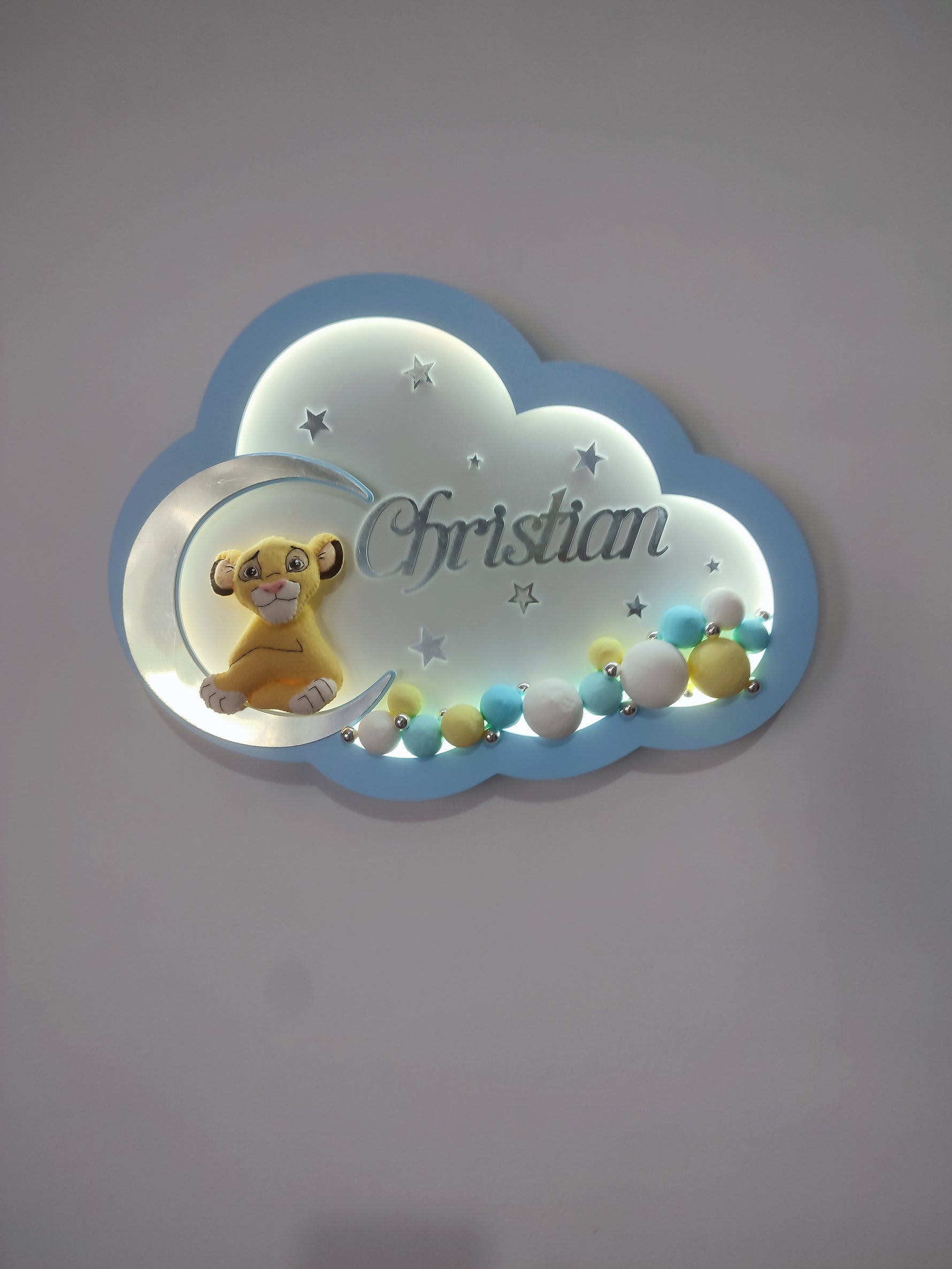 Lampada led nuvola azzurra con nome bimbo argento, cucciolo di leone e perline turchesi gialle