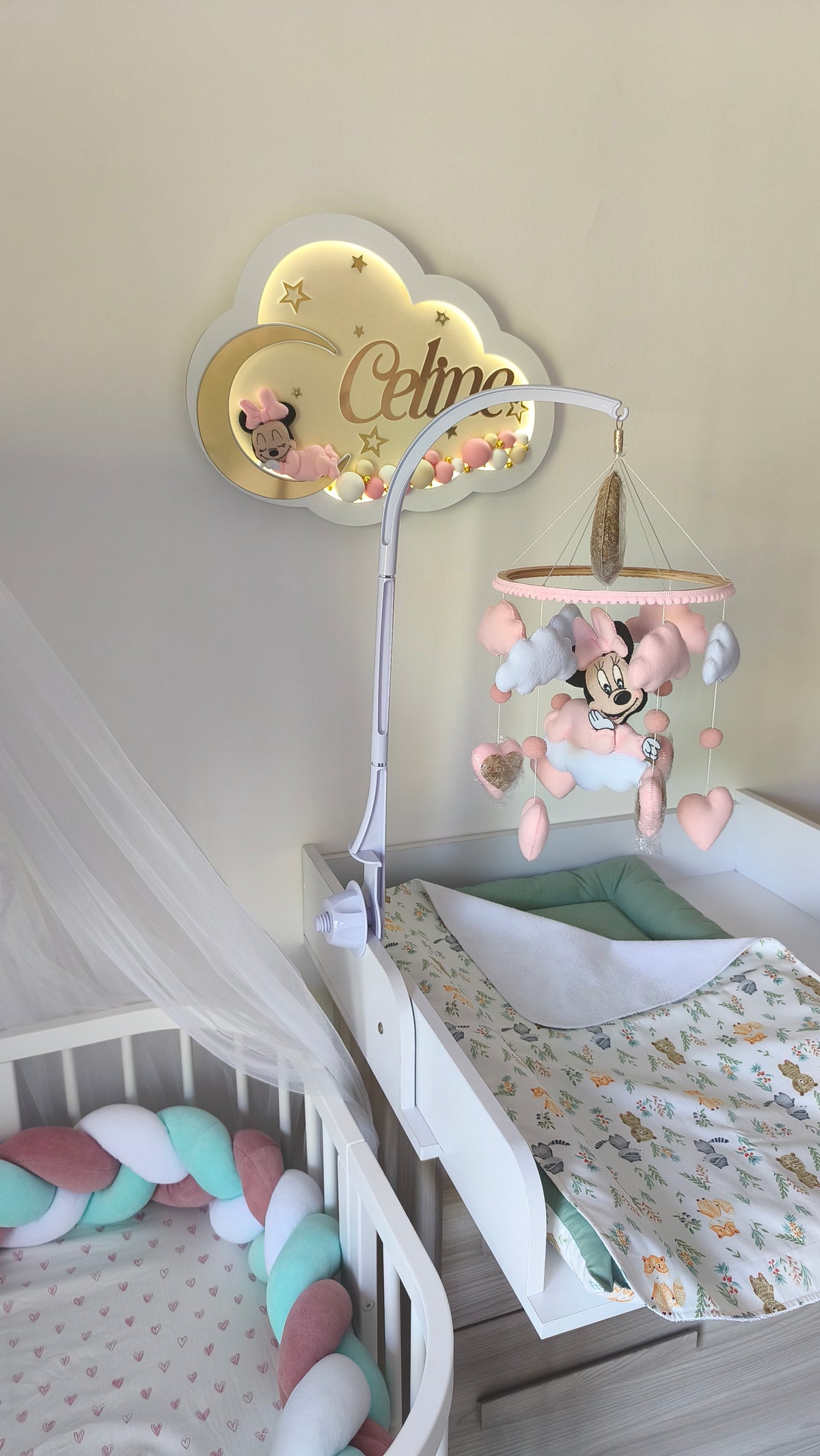 Set cameretta Minnie con lampada led a nuvola personalizzabile e giostrina da culla coordinata nei toni del rosa.