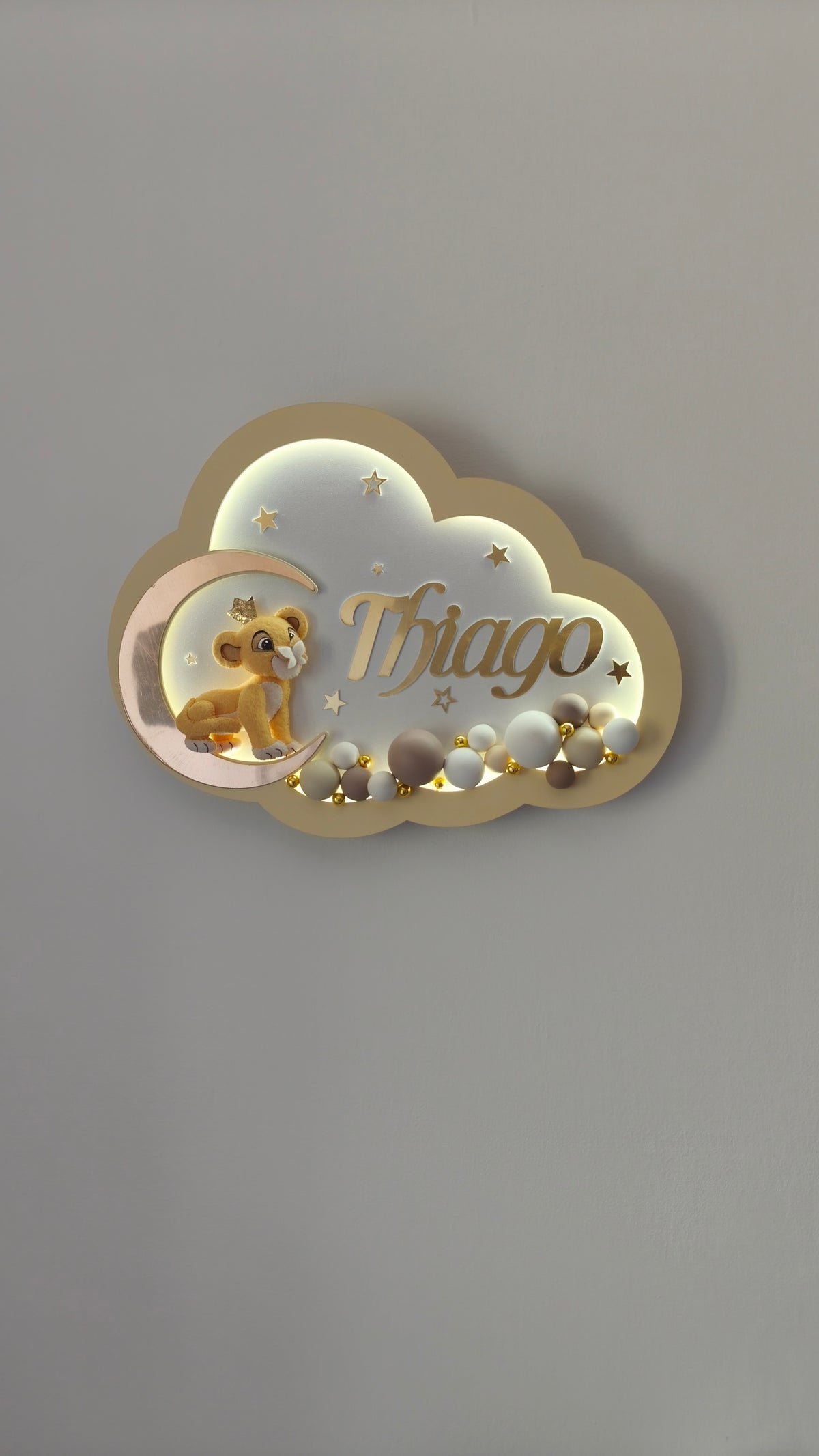 Lampada led nuvola lion king oro con nome bimbo, perline tortora e luna dorata 
