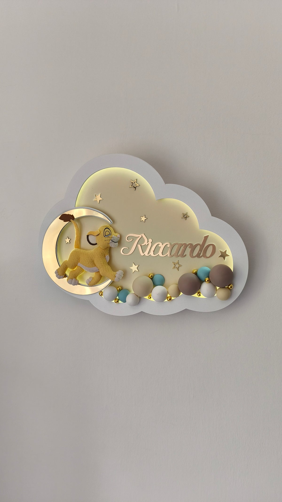Lampada led neonato personalizzata color panna e oro con leone in feltro e sfere decorative per cameretta.
