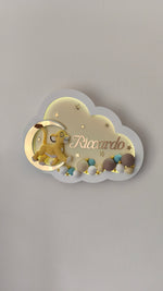 Lampada led neonato personalizzata color panna e oro con leone in feltro e sfere decorative per cameretta.