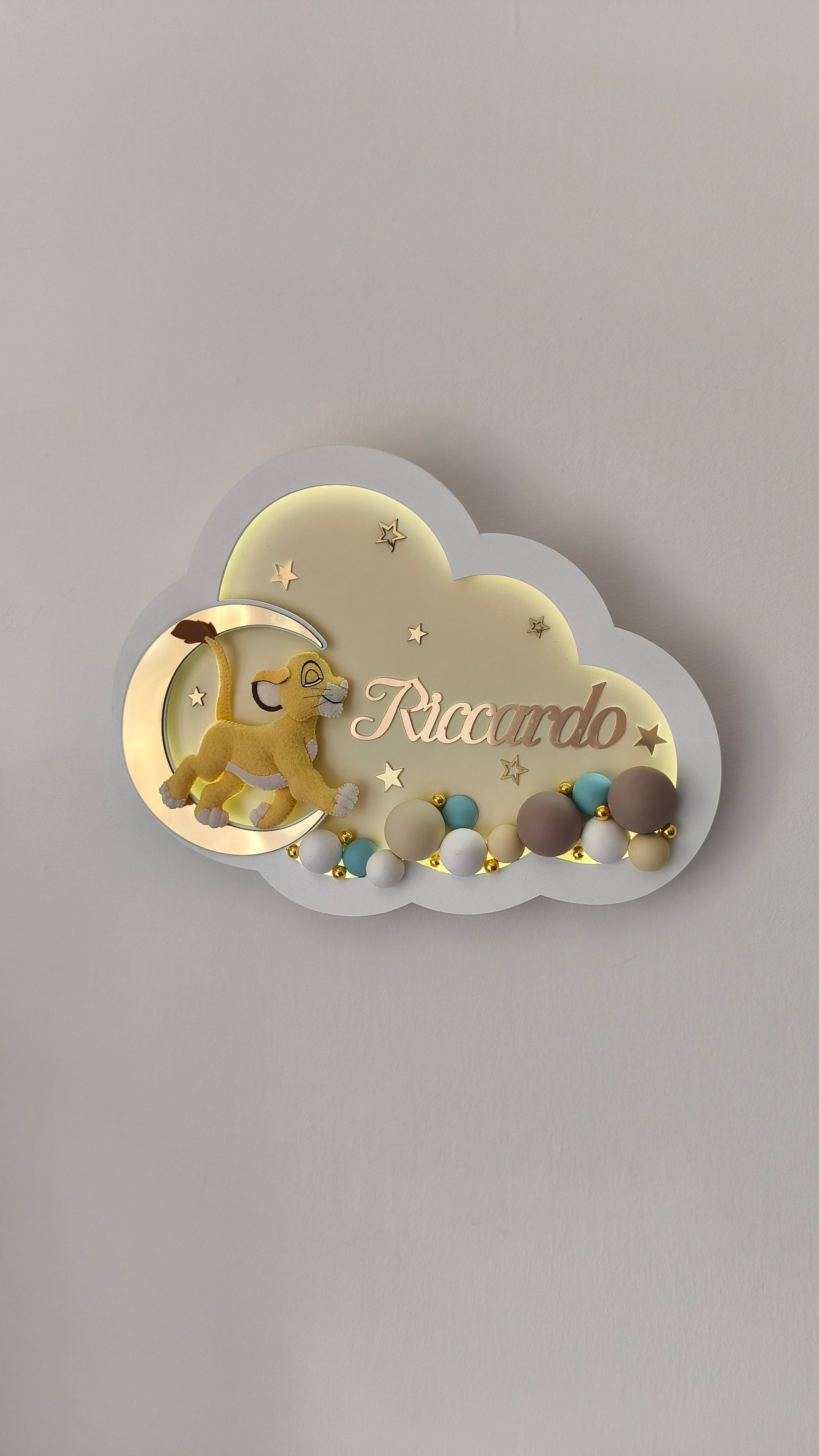 Lampada led neonato personalizzata color panna e oro con leone in feltro e sfere decorative per cameretta.