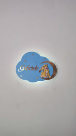 Lampada nuvola azzurra personalizzata con nome e leoncino artigianale in feltro sulla luna oro, bambini