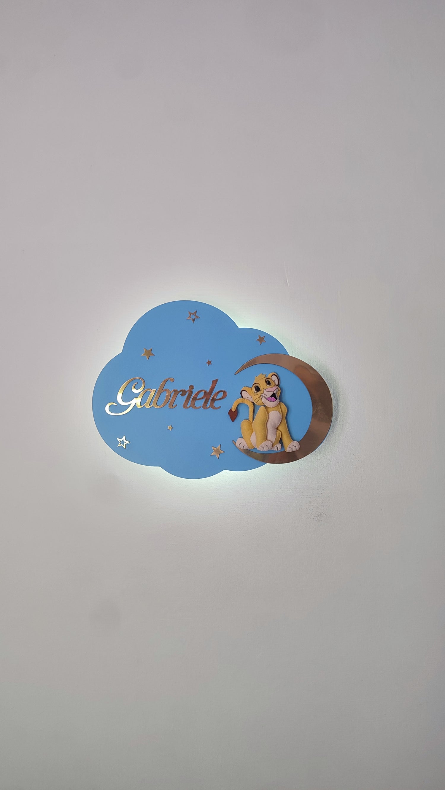 Lampada nuvola azzurra personalizzata con nome e leoncino artigianale in feltro sulla luna oro, bambini