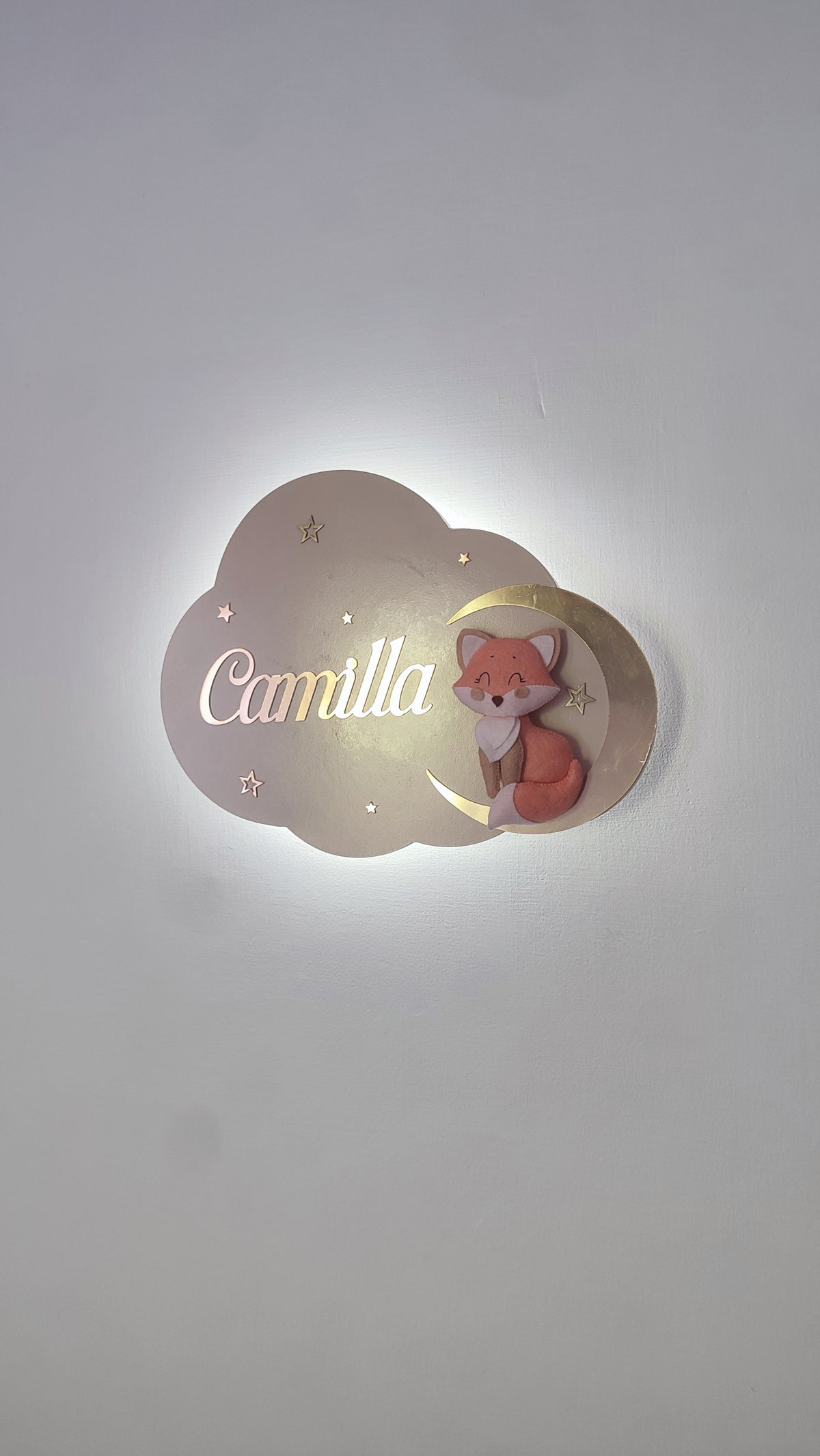 Lampada nuvola beige personalizzata con nome e volpetta artigianale sulla luna scura, luce notturna bambini