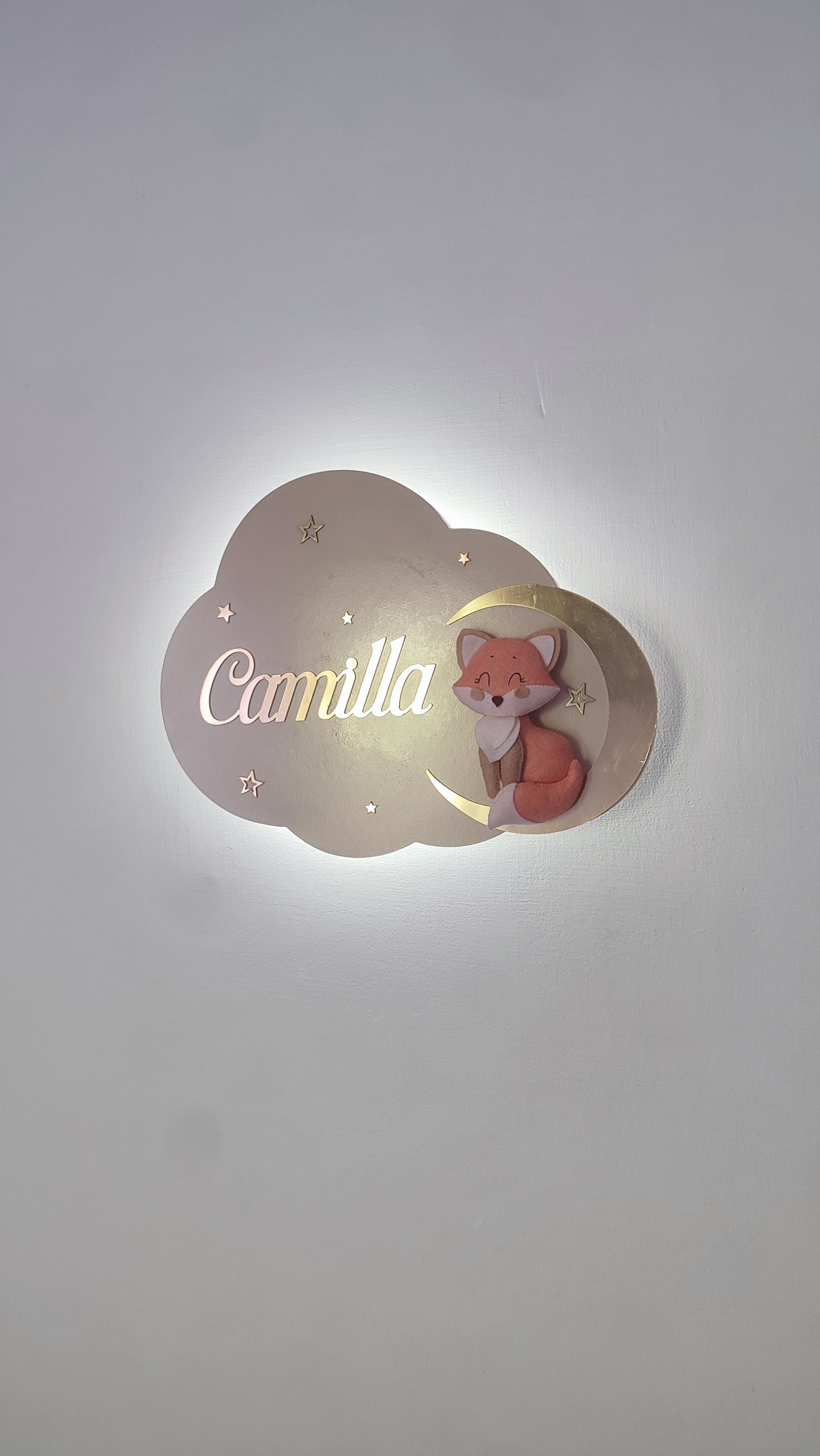 Lampada nuvola beige personalizzata con nome e volpetta artigianale sulla luna scura, luce notturna bambini