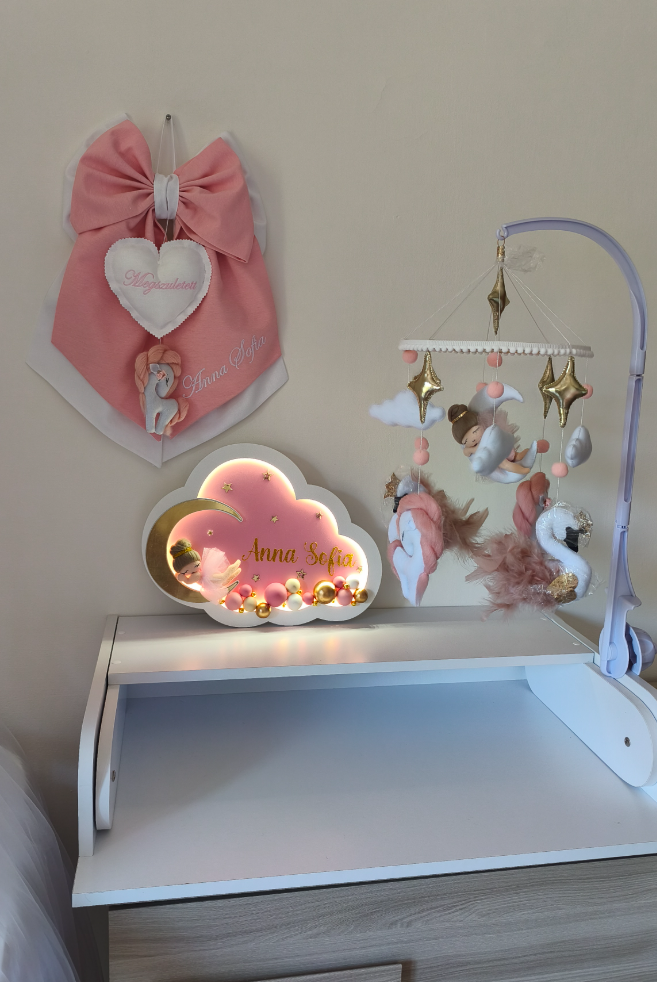 Lampada a nuvola rosa personalizzata appesa in cameretta neonata sopra il fasciatoio, decorazione parete bambina
