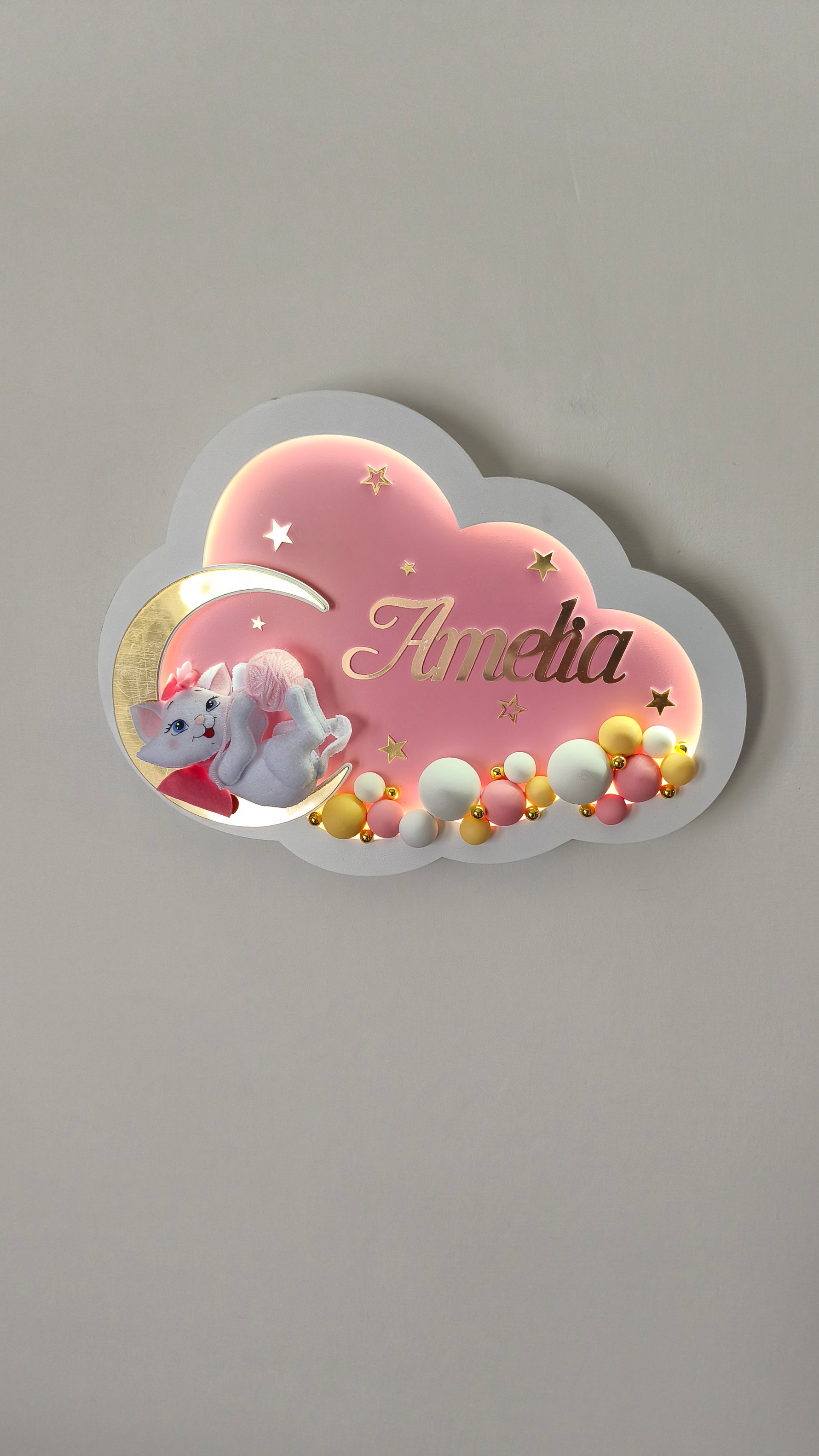 Luce notturna nuvola rosa con gattina addormentata sulla luna dorata, nome inciso, stelle e palline decorative fate a mano