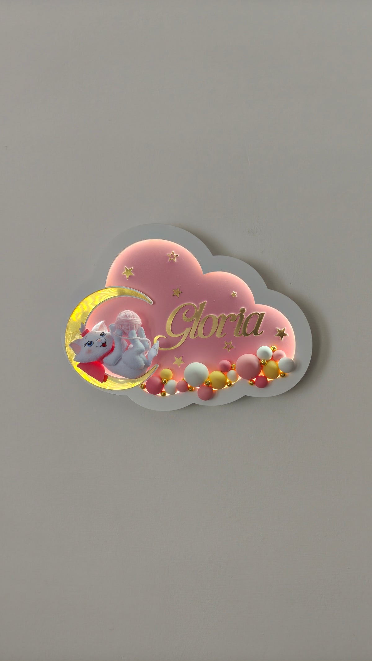 Luce notturna nuvola rosa con gattina  sulla luna dorata, nome inciso, stelle e palline decorative artigianale 