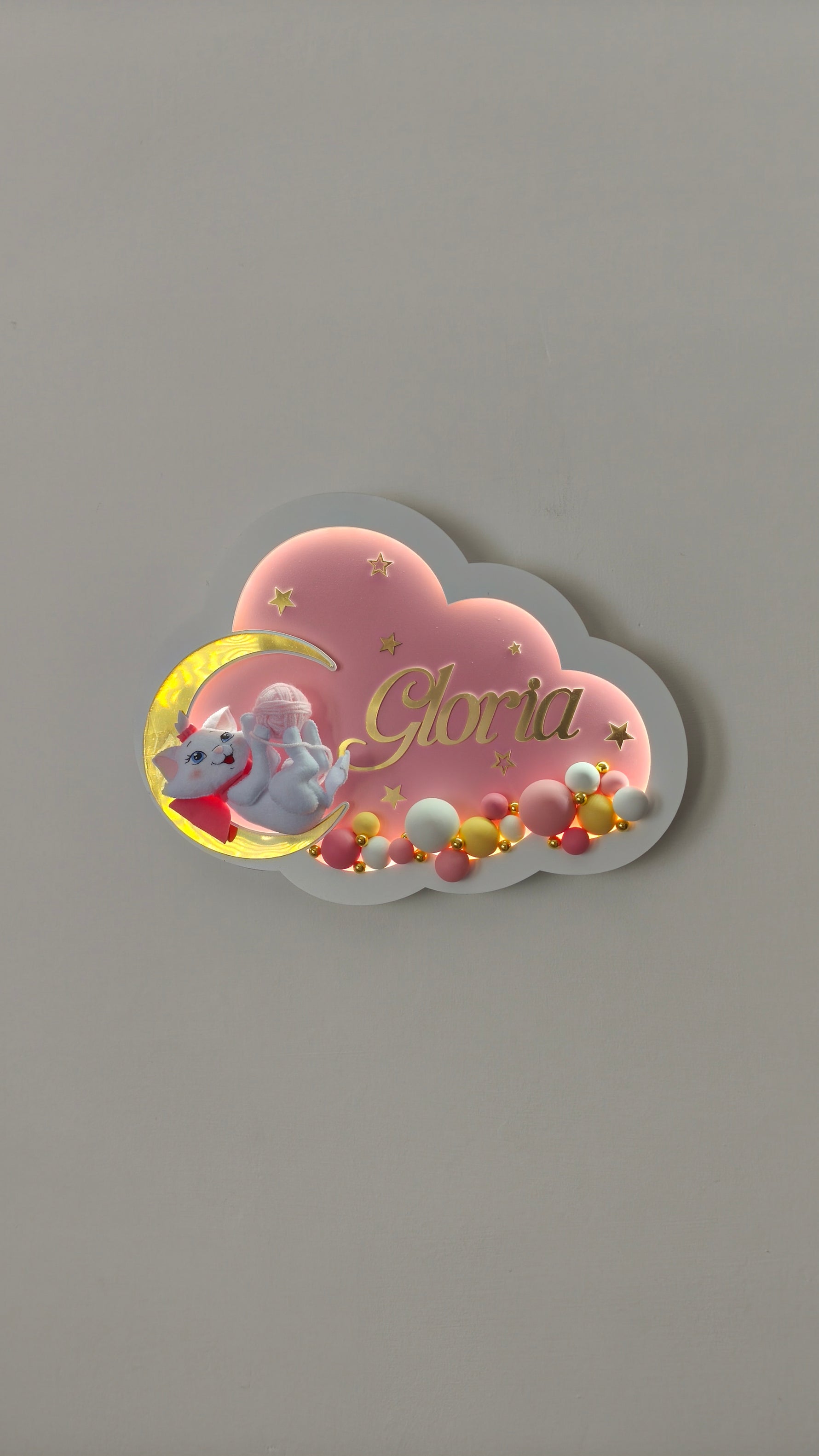 Luce notturna nuvola rosa con gattina  sulla luna dorata, nome inciso, stelle e palline decorative artigianale 