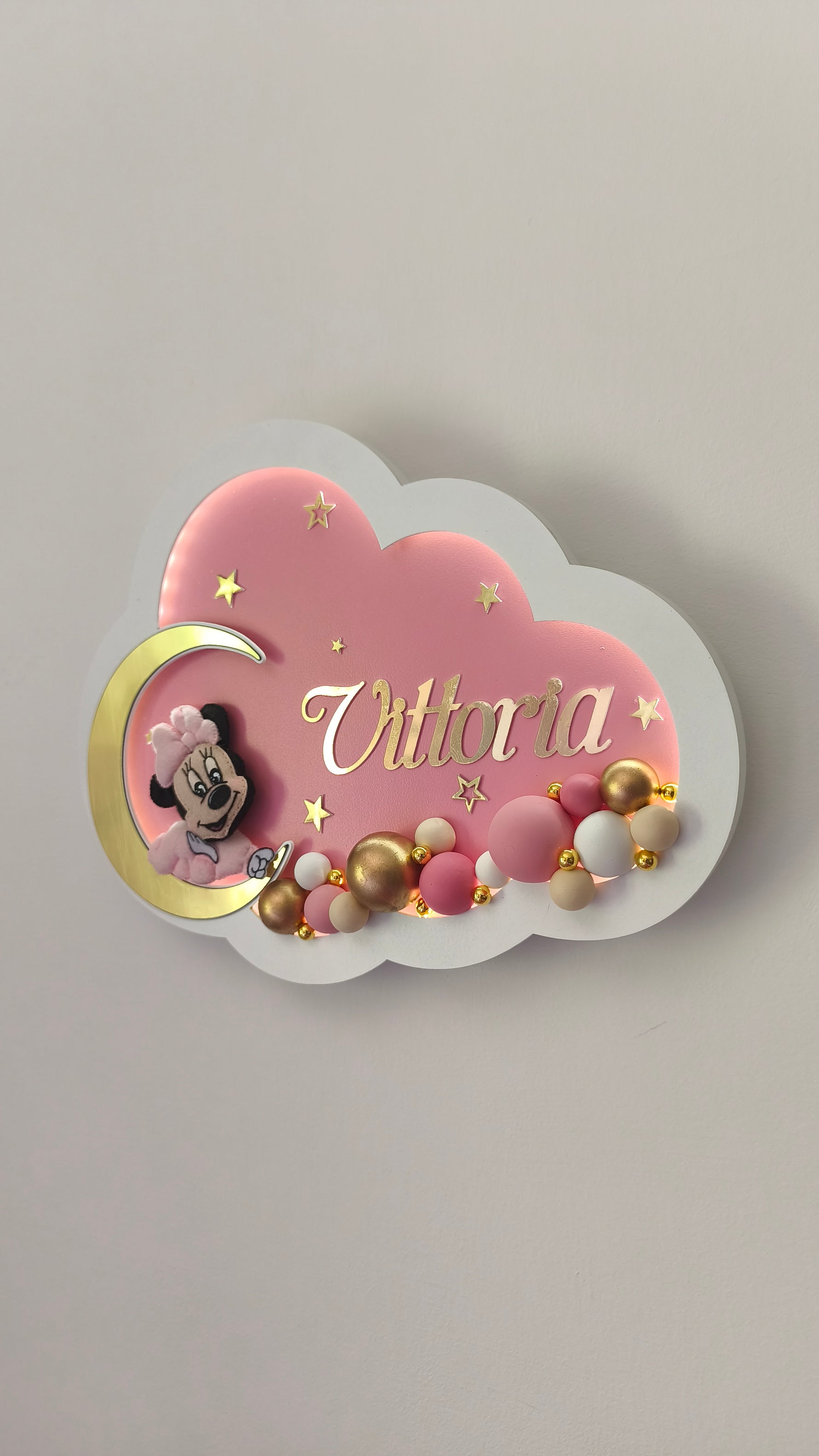 Lampada LED nuvola rosa da parete con sfere artigianali bianche e oro. Idea regalo nascita personalizzabile bimba.