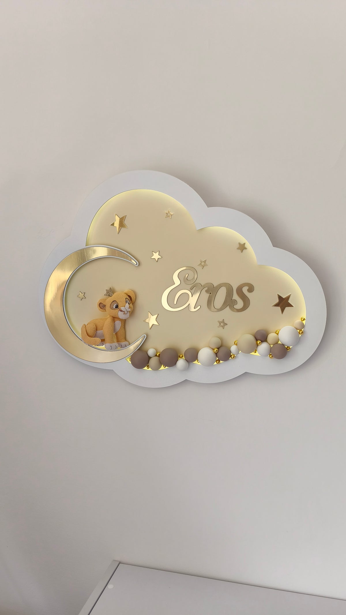 Lampada nuvola tortora simba e oro con nome bimbo, perline decorative e stelle dorate