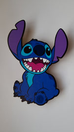 Lampada neonati da muro Stitch con interruttore a cordicella sicuro, perfetta come idea regalo nascita originale.