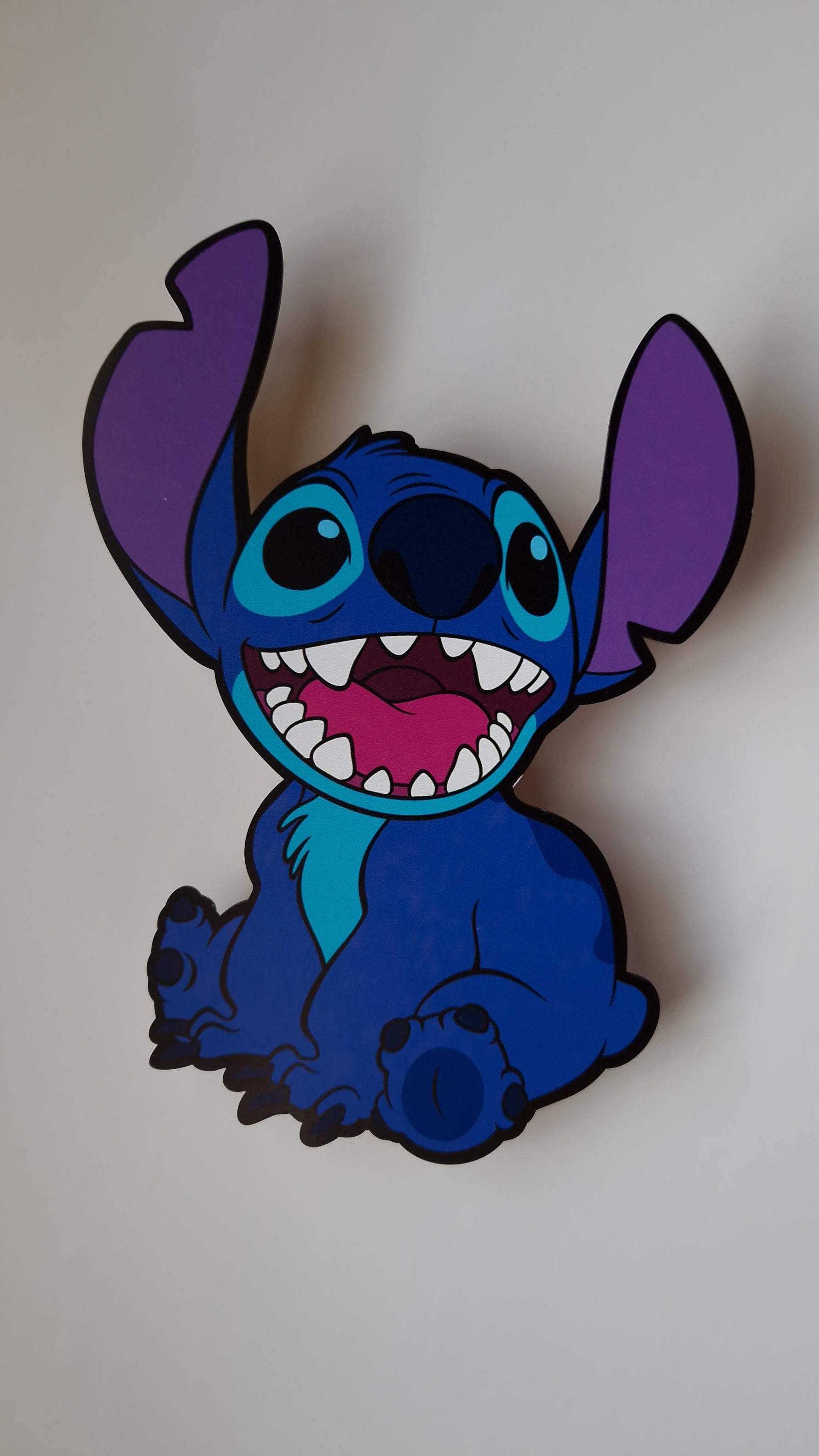 Lampada neonati da muro Stitch con interruttore a cordicella sicuro, perfetta come idea regalo nascita originale.