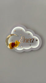 Lampada da notte neonato personalizzabile con Winnie Pooh giallo e rosso su nuvola bianca. Idea regalo nascita bimbo