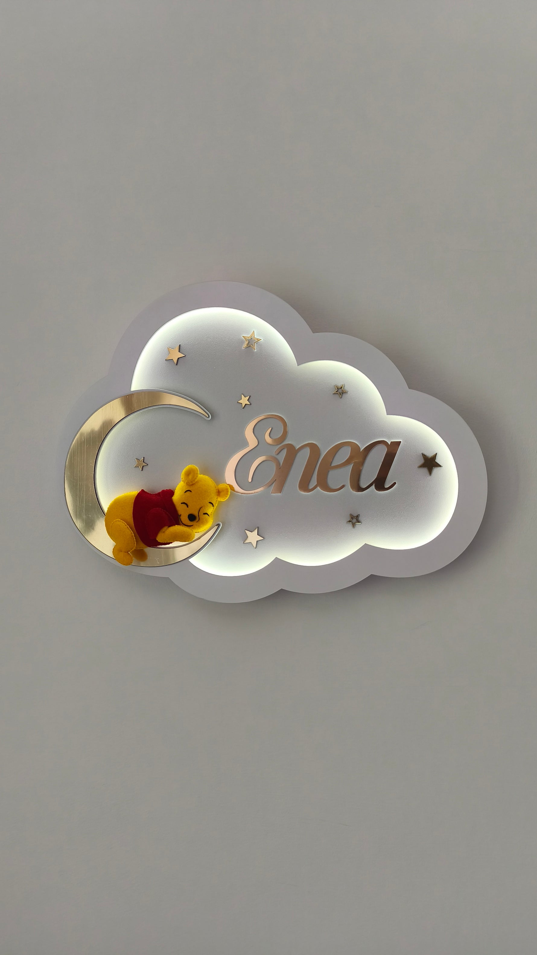 Lampada da notte neonato personalizzabile con Winnie Pooh giallo e rosso su nuvola bianca. Idea regalo nascita bimbo