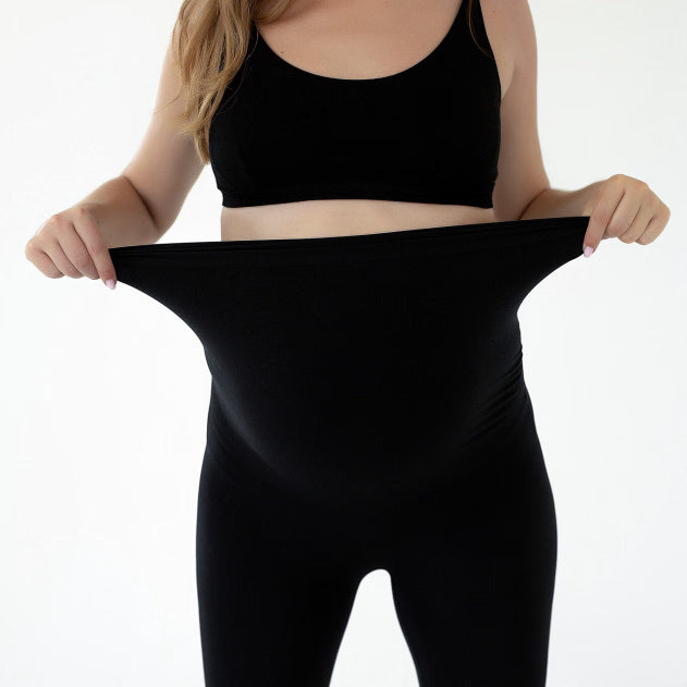 Fascia elastica dei leggings premaman imbottiti tirata per mostrare la morbidezza del tessuto