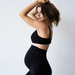 Leggings premaman neri a vita alta in microfibra, vista laterale sul pancione