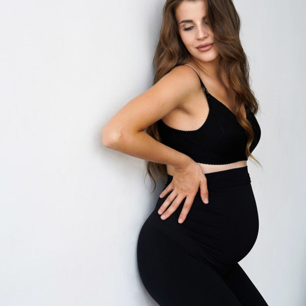 Leggings premaman senza cuciture neri con fascia alta adattiva indossati in gravidanza