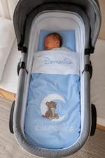 Lenzuola carrozzina neonato azzurro cielo – Simba sulla luna ricamato, nome personalizzato cucito a mano su cotone bianco