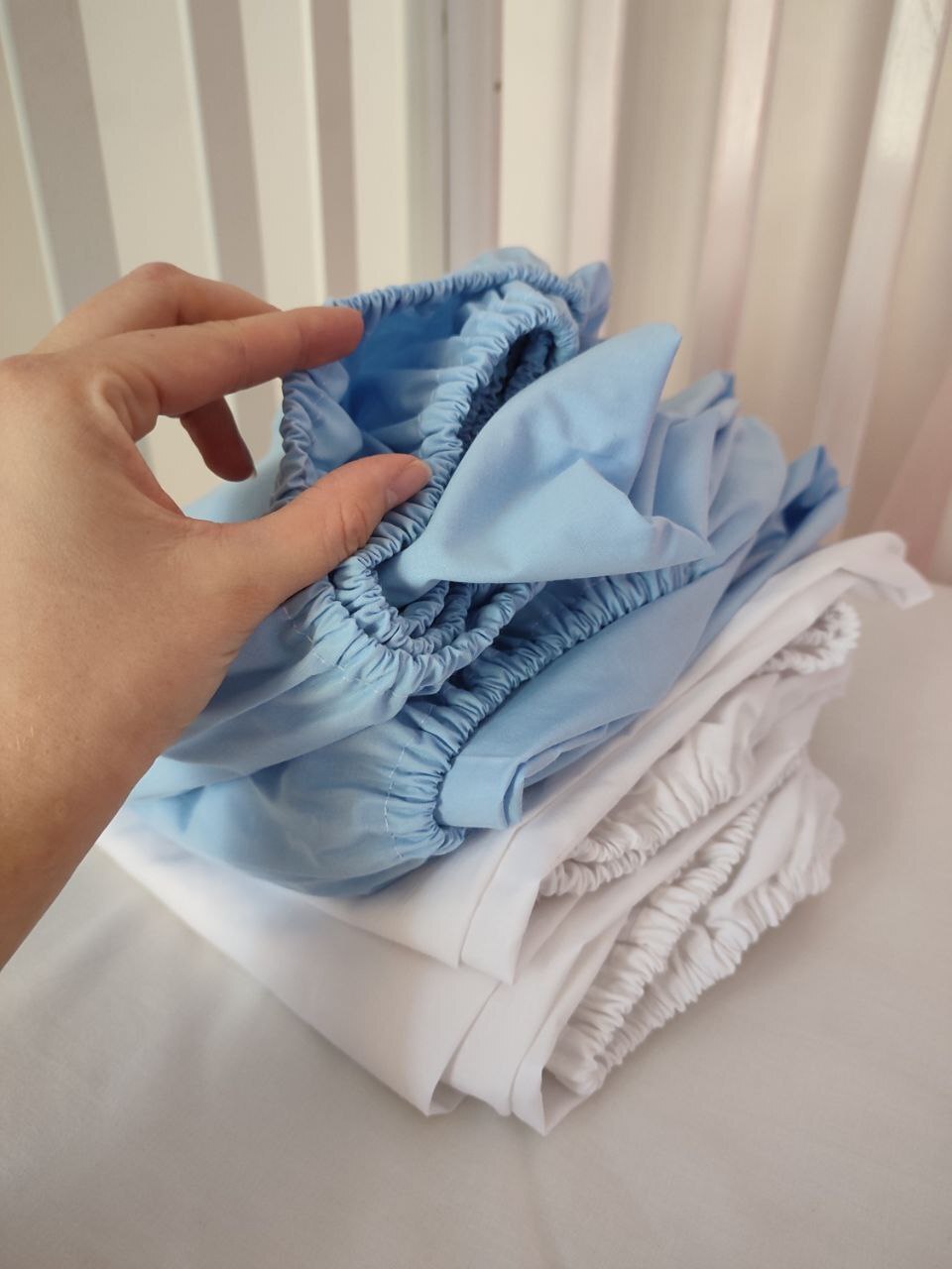 Lenzuola con angoli lettino in cotone tinta unita azzurro e bianco, elastico a giro, corredino neonato morbido e resistente
