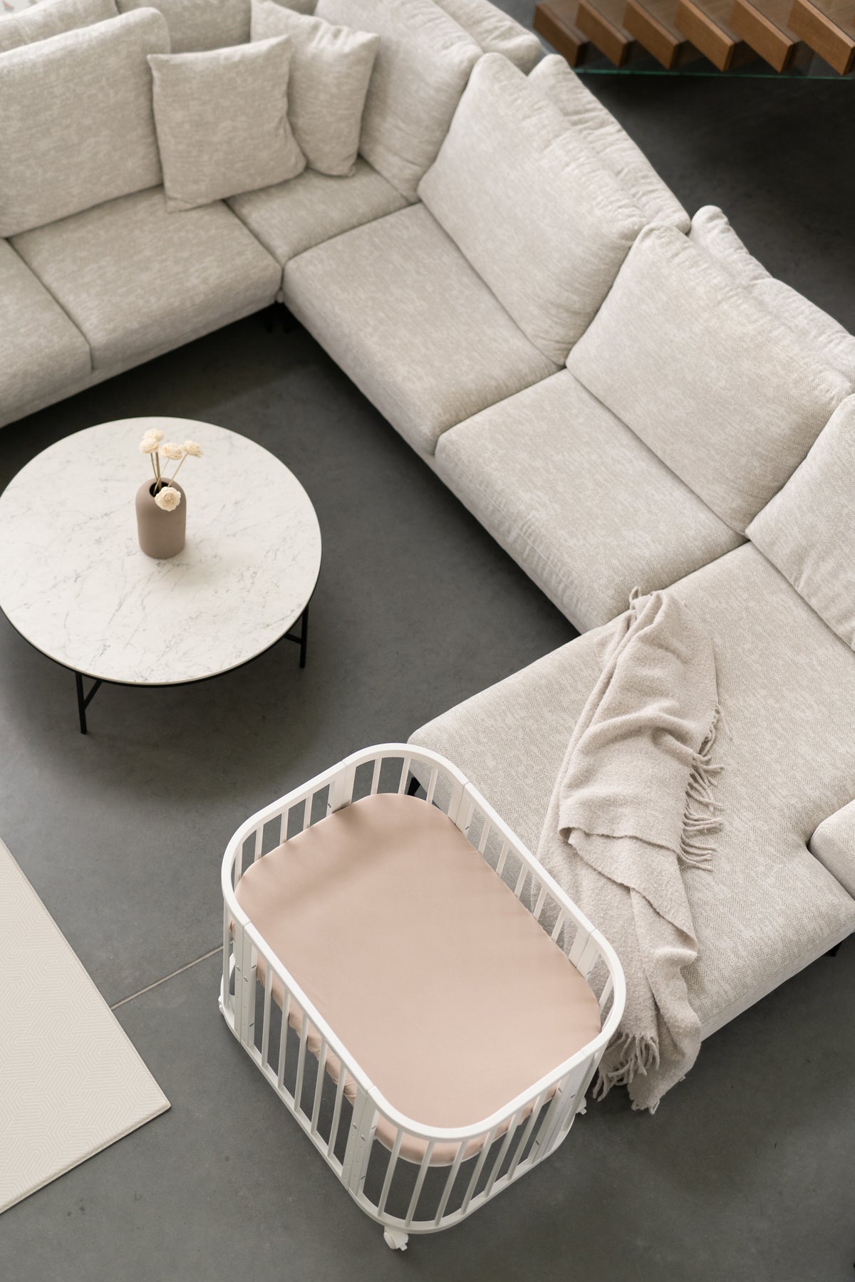 Lettino evolutivo 5 in 1 bianco con materasso incluso in soggiorno moderno, fase culla neonato