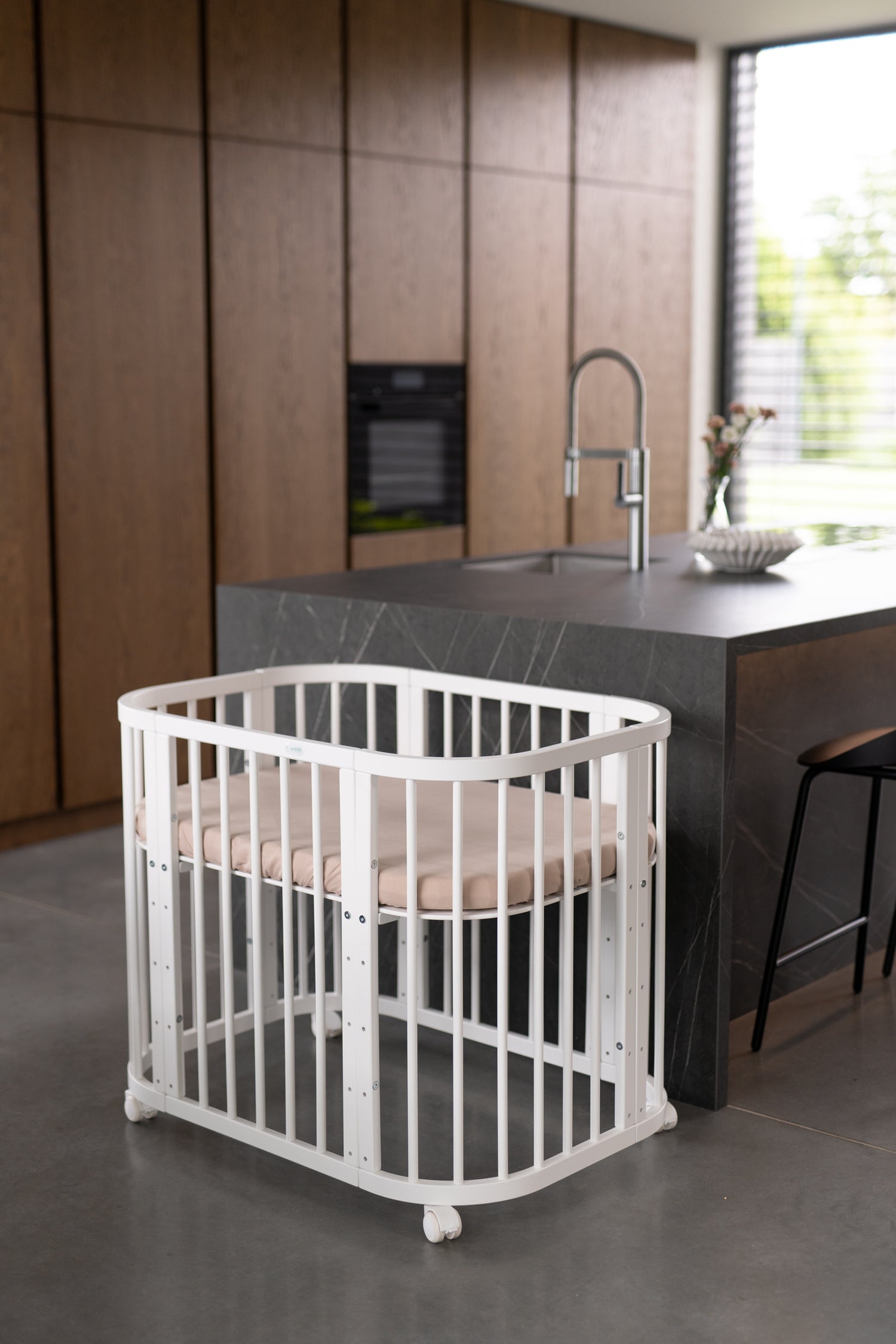Lettino evolutivo 5 in 1 bianco con rotelle e materasso incluso, fase box bambini, cucina moderna