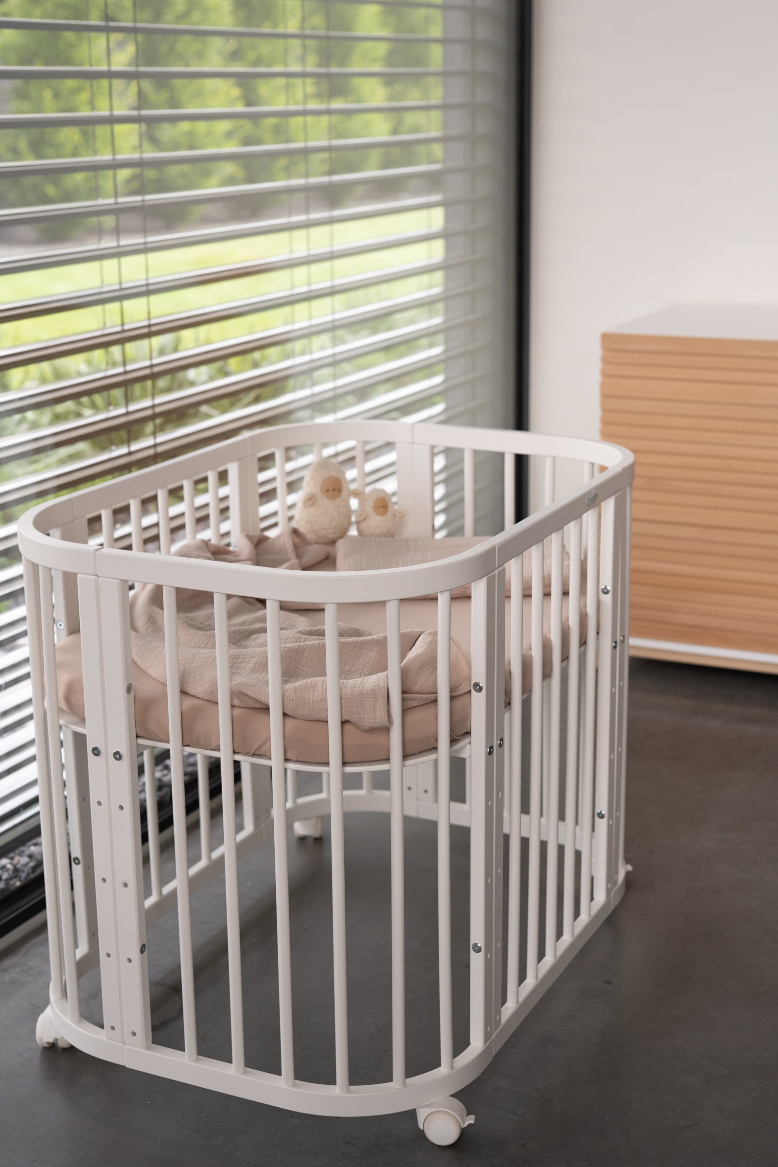 Lettino evolutivo 5 in 1 bianco con rotelle e materasso incluso, fase box gioco bambini, design moderno