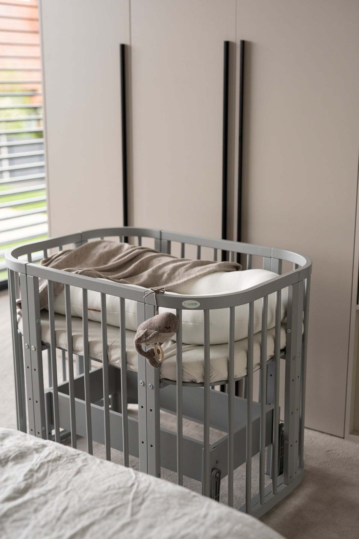 Lettino standard evolutivo 5 in 1 grigio con materasso incluso, fase co-sleeping
