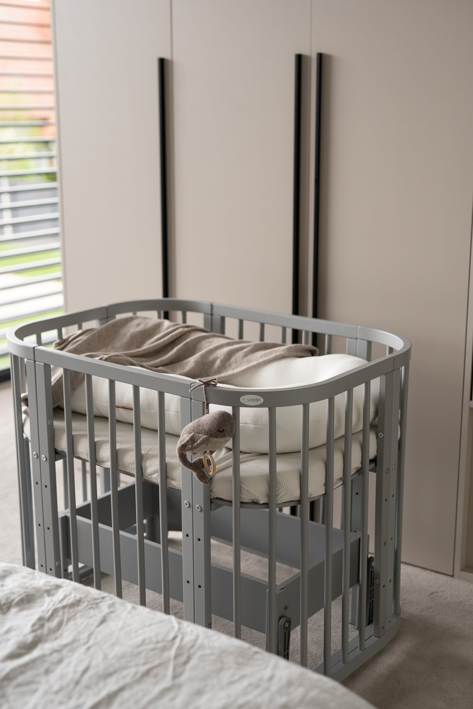 Lettino standard evolutivo 5 in 1 grigio con materasso incluso, fase co-sleeping