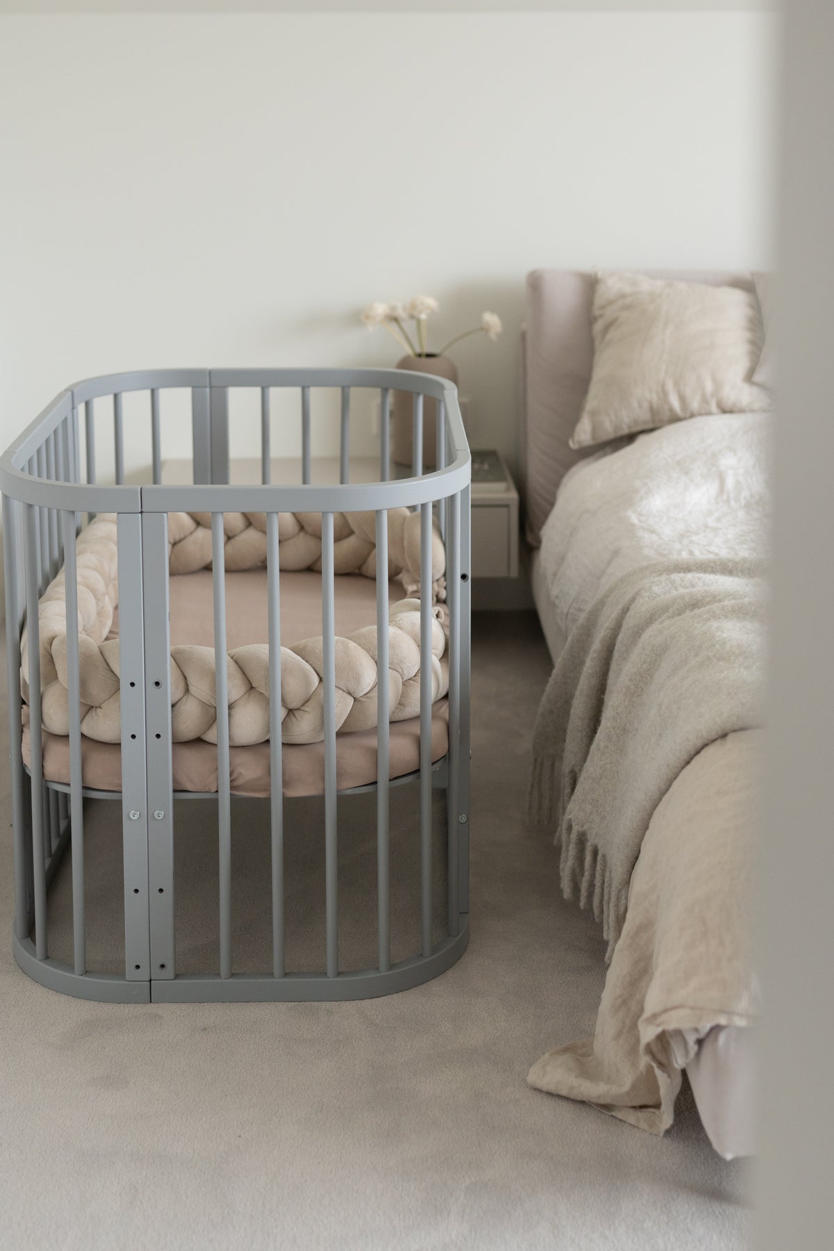Lettino evolutivo 5 in 1 grigio con materasso incluso accanto al letto matrimoniale, next to me