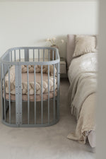Lettino evolutivo 5 in 1 grigio con materasso incluso accanto al letto matrimoniale, next to me