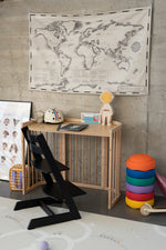 Lettino evolutivo 5 in 1 trasformato in scrivania bambini in legno naturale con sedia nera, cameretta moderna