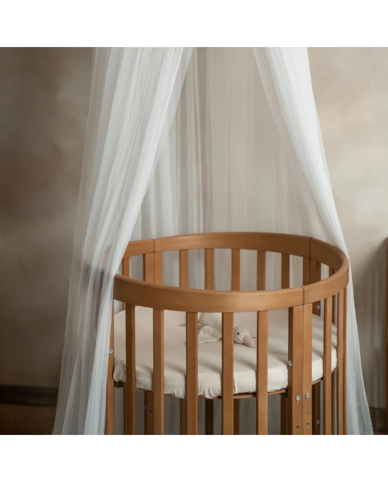Lettino neonato ovale legno miele e baldacchino tulle bianco – cameretta design scandinavo