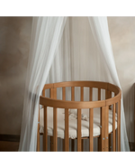 Lettino neonato ovale legno miele e baldacchino tulle bianco – cameretta design scandinavo
