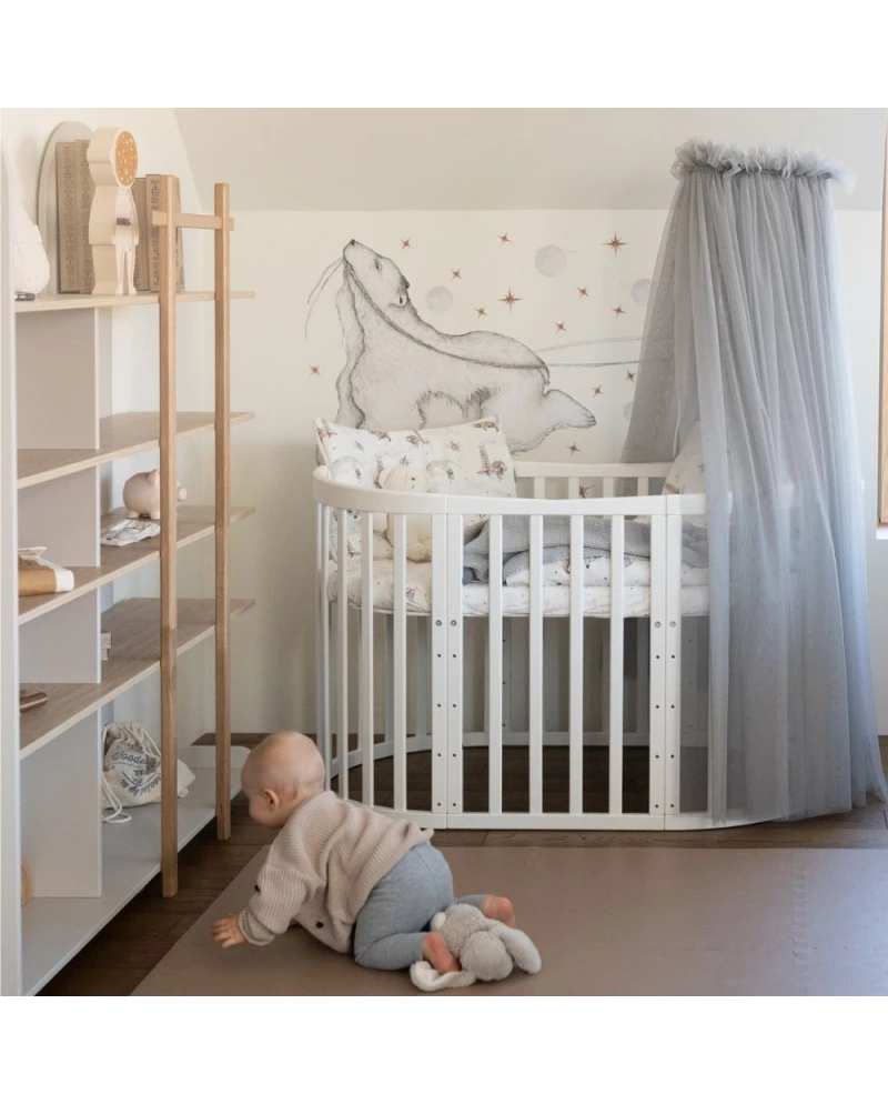 Culla ovale bianca 7in1 in camera neonato stile scandinavo con baldacchino in tulle grigio