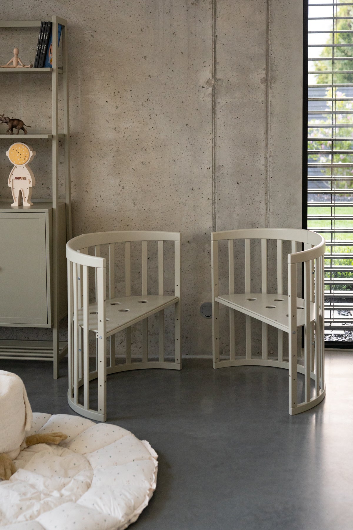 Lettino ovale beige convertibile in poltroncine toddler – configurazione 7in1 cameretta