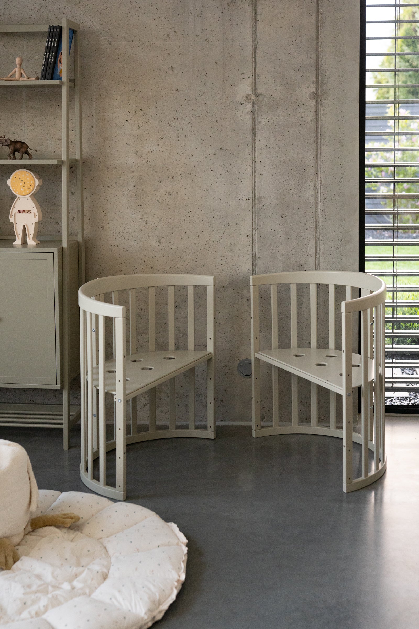 Lettino ovale beige convertibile in poltroncine toddler – configurazione 7in1 cameretta
