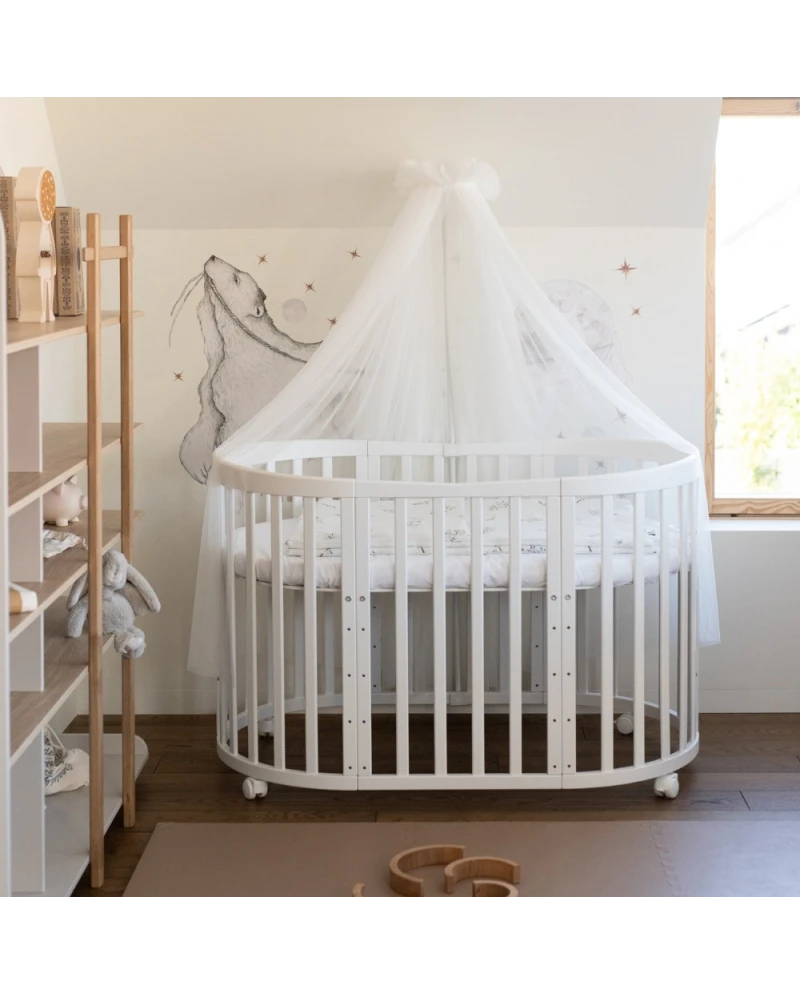 Culla ovale bianca con baldacchino bianco in cameretta stile scandinavo – lettino neonato 7in1