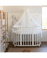 Culla ovale bianca con baldacchino bianco in cameretta stile scandinavo – lettino neonato 7in1