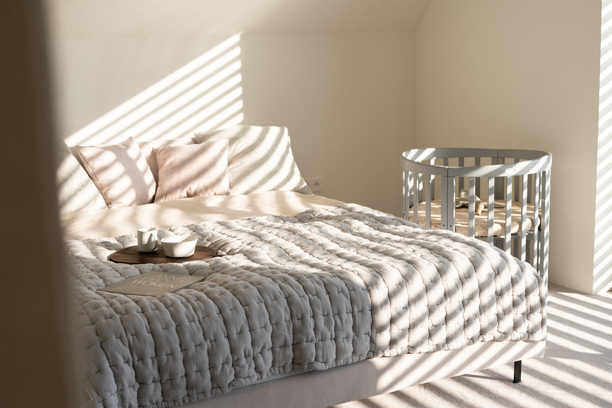 Lettino ovale grigio co-sleeping in camera da letto minimal – culla neonato design nordico